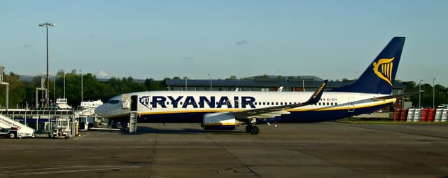 Un aereo Ryanair in aeroporto